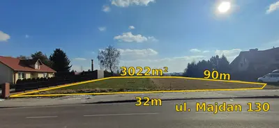 Działka budowlana przy drodze asfaltowej, o wymiarach 32x90m i powierzchni 3022m², w sąsiedztwie niskiej zabudowy jednorodzinnej;
 po prawej stronie droga wewnętrzna (307m²).