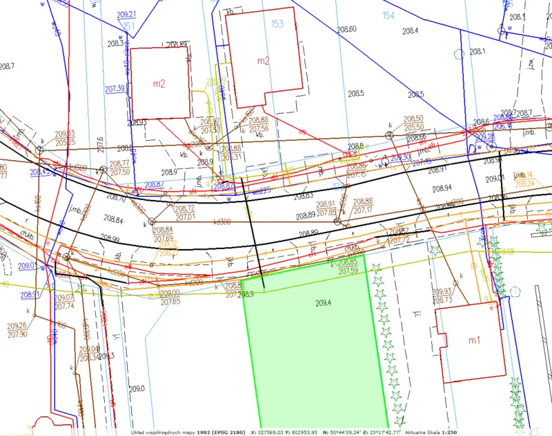Działka 249/1 - widok z południowej grancy działki w stronę ul. Majdan, widoczne słupki wyznaczające granice działki; w tle domy północnej stronie ul. Majdan.
