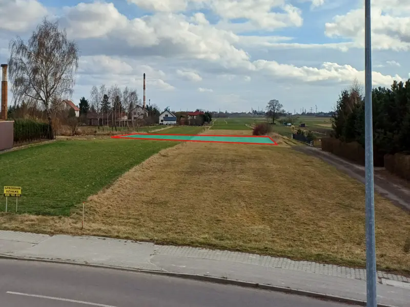 Działka 249/2: Widok z I piętra domu po północnej stronie ul. Majdan, zaznaczone granice działki, widoczna żwirowa doga dojazdowa.