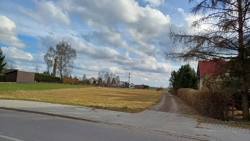 Działka 249/2: Widok na drogę wewnętrzną - odcinek żwidowy ma ok. 70m, dalej droga gruntowa.