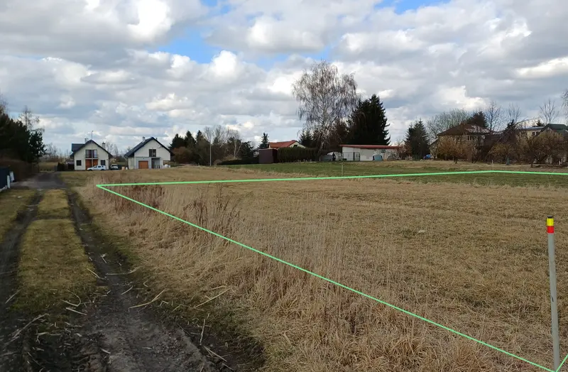 Działka 249/2: Widok na północ z południowo zachodniego rogu działki. Widoczne słupki wyznaczające punkty graniczne działki.