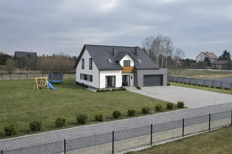 Działka 249/2: wizualizacja AI - tak mógłby wyglądać dom posadowiony na działce 249/2