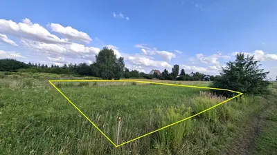 Działka 249/3: zaznaczone granice działki, w tle zabudowa przy ul. Kilińskiego