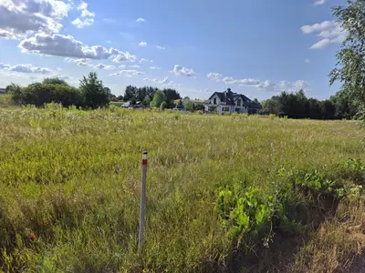 Działka 249/3: widok w kierunku sąsiedniej zabudowy jednorodzinnej