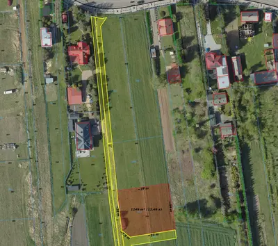 Ortofotomapa z zaznaczoną granicą działki 249/3 oraz drogą dojazdową, widoczne wymiary działki