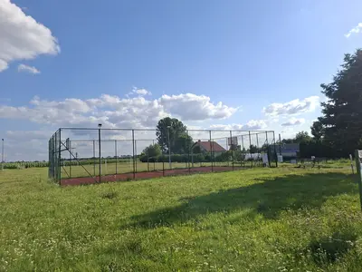 Ogrodzone boisko sportowe w okolicy